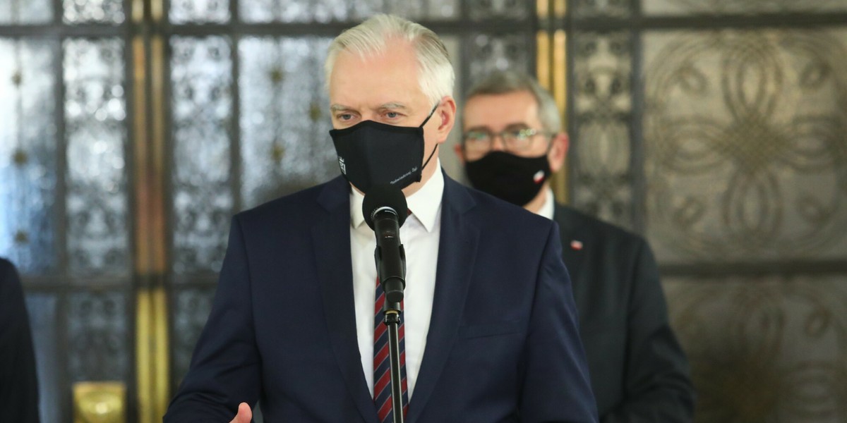 Zgodnie z decyzjami ogłoszonymi 17 grudnia ub.r. przez ministra zdrowia od 28 grudnia do 17 stycznia 2021 r. zostały wprowadzone dodatkowe obostrzenia, m.in. zamknięcie hoteli, ograniczenie w działaniu galerii handlowych i stoków narciarskich.