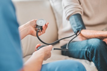 Vérnyomásmérés otthon: ne tartsa így a karját, mert magasabb eredményt fog kapni!