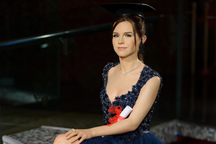 Figura woskowa Emmy Watson także z biretem na głowie