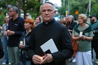 Ks. Lemański o przemocy: ustawki Karola Nawrockiego? To wsiąka w przestrzeń, fascynuje młodych