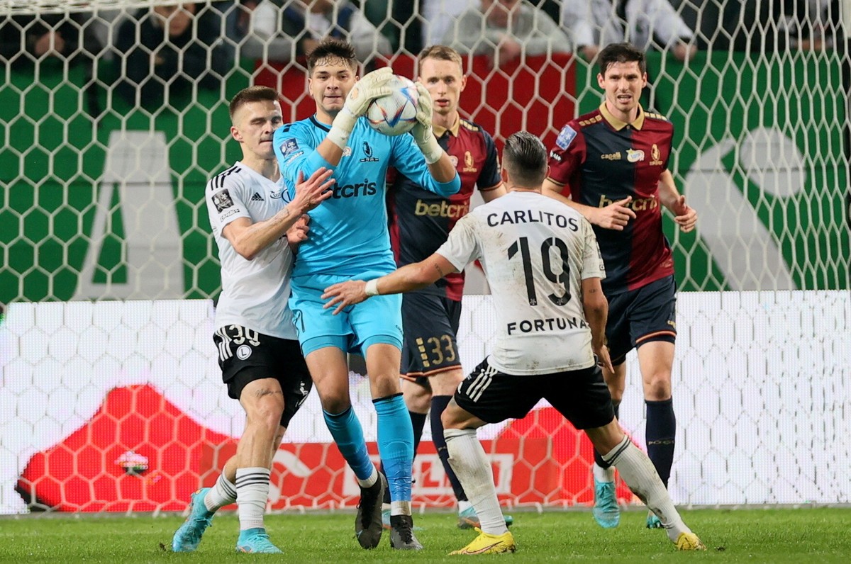 Zawodnicy Legii Warszawa Maciej Rosołek (L) i Carlitos (2P) oraz Barotsz Klabaniuk (2L) z Pogoni Szczecin podczas meczu 14. kolejki piłkarskiej Ekstraklasy