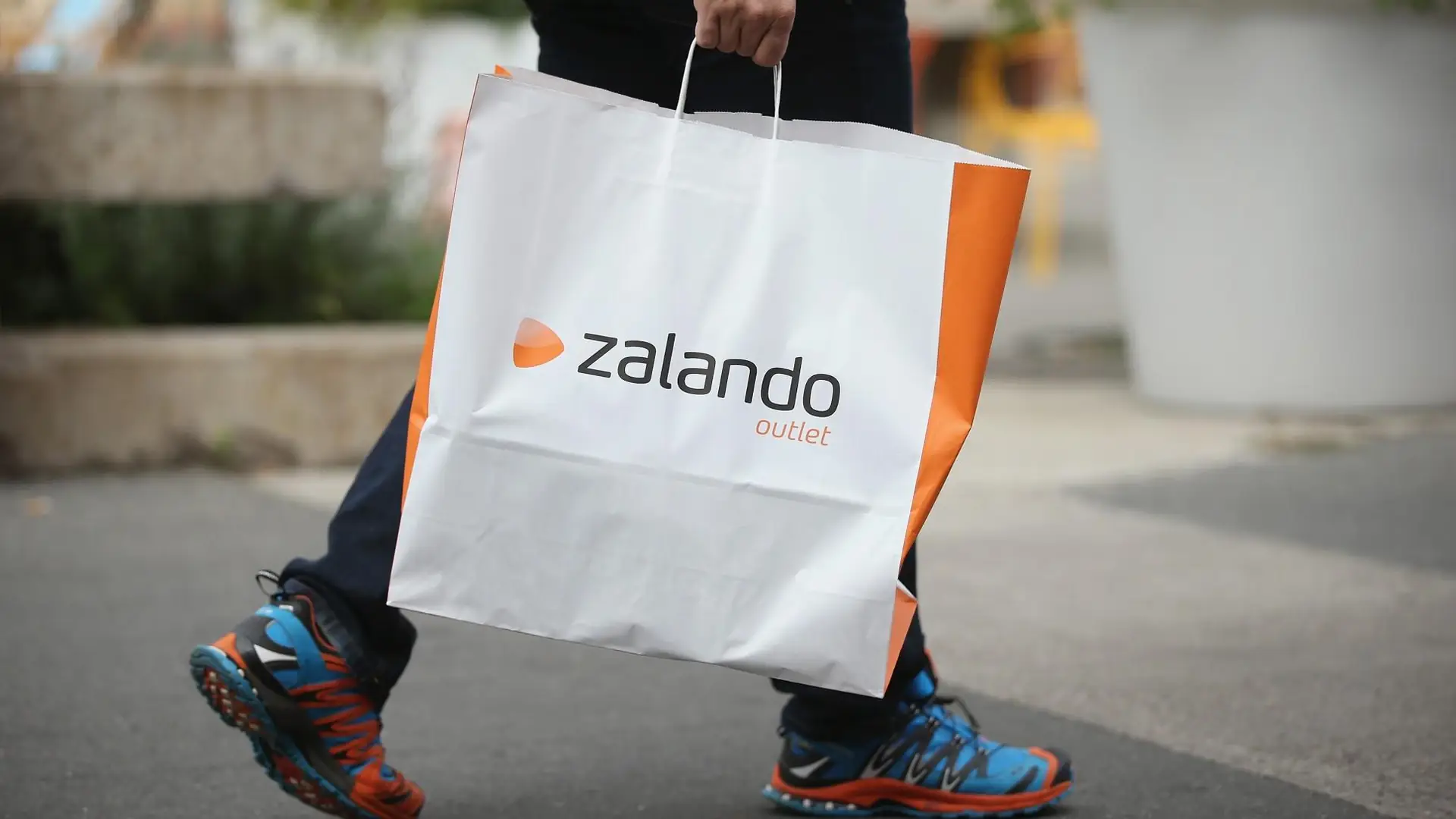 Zalando walczy z masowymi zwrotami noszonych ciuchów. Na ubraniach będą ogromne metki