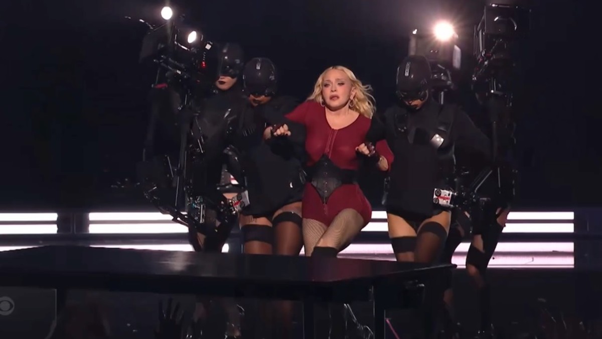 Madonu "bacili" na scenu