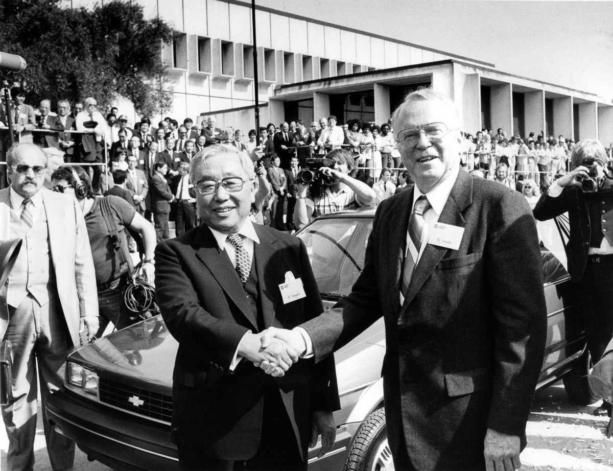 Eiji Toyoda, szef Toyoty i Roger B. Smith, szef GM po podpisaniu umowy w 1984 roku