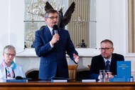 Konstytucjonalistka Anna Łabno (L), marszałek Sejmu RP Marek Kuchciński (C) i prawnik Bogumił Szmulik