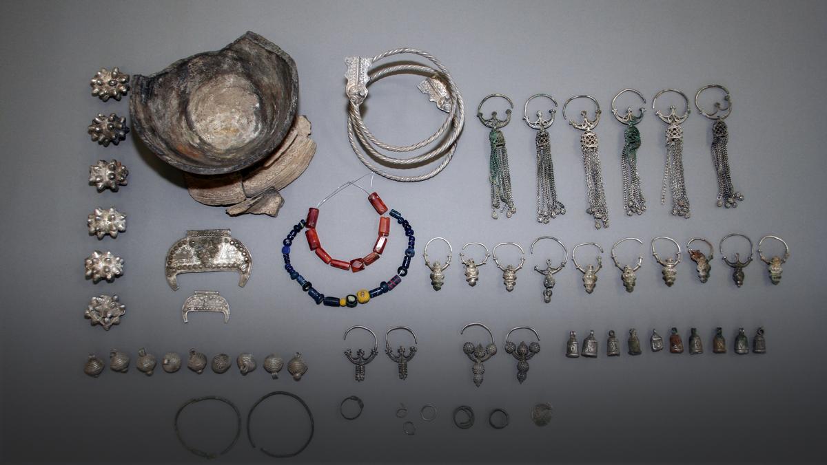 Średniowieczne srebra w rękach archeologów. Biżuteria należała do  „księżniczki”? - Wiadomości