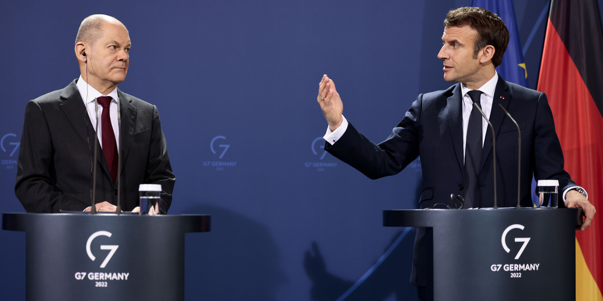 Od lewej: kanclerz Niemiec Olaf Scholz i prezydent Francji Emmanuel Macron