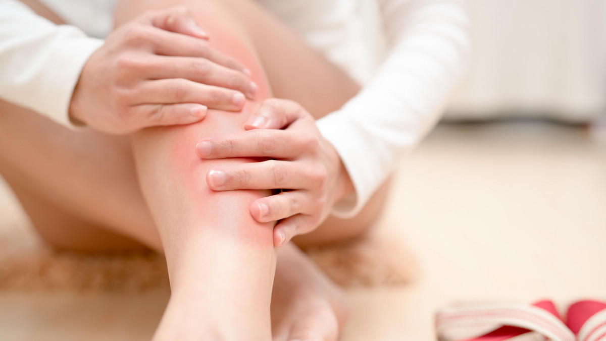 Obserwując swoje nogi, możesz wiele dowiedzieć się o stanie swojego zdrowia. Skurcze łydek, ból w kolanach, zimne stopy, opuchnięte kostki mogą bowiem świadczyć, że w organizmie nie wszystko funkcjonuje, jak należy. Przed czym ostrzegają najczęstsze dolegliwości nóg? Zobacz koniecznie.