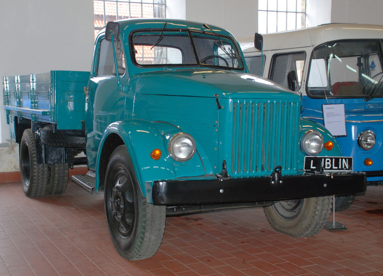 Licencyjny Lublin GAZ-51 
z późniejszego okresu montażu miał metalową kabinę kierowcy.
