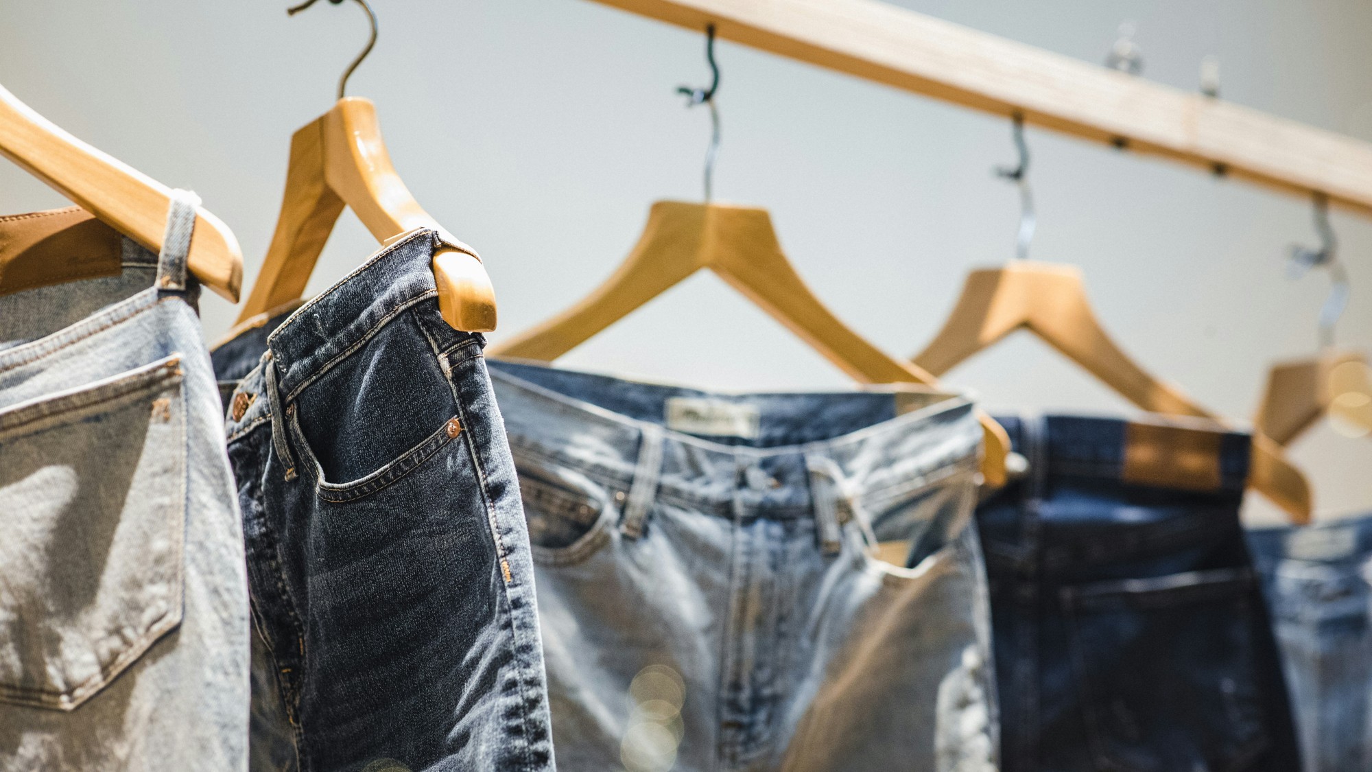 Poradíme vám, ako sa v džínsovom labyrinte nestratiť.