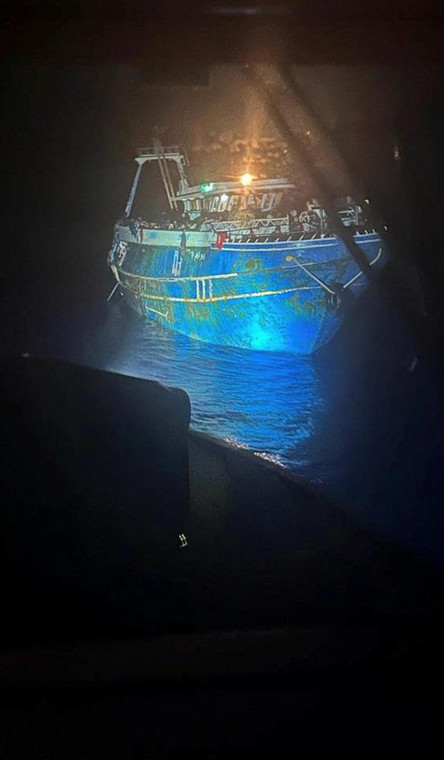 Łódź Adrianna tuż przed zatonięciem. Zdjęcie wykonane przez grecką straż przybrzeżną w momencie nawiązania kontaktu z łodzią