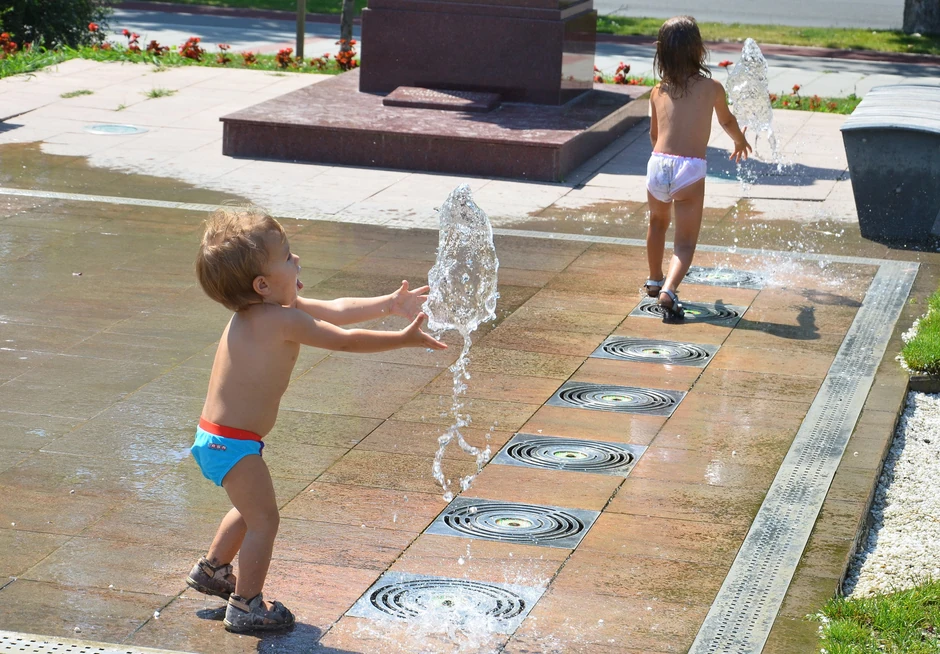 Topli dani za najmlađe su idelan razlog za igru s vodom na gradskim fontanama