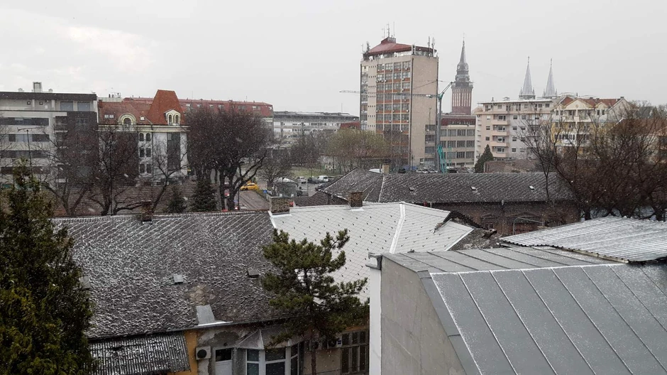 Sneg se čak i kratko zadžao na krovovima