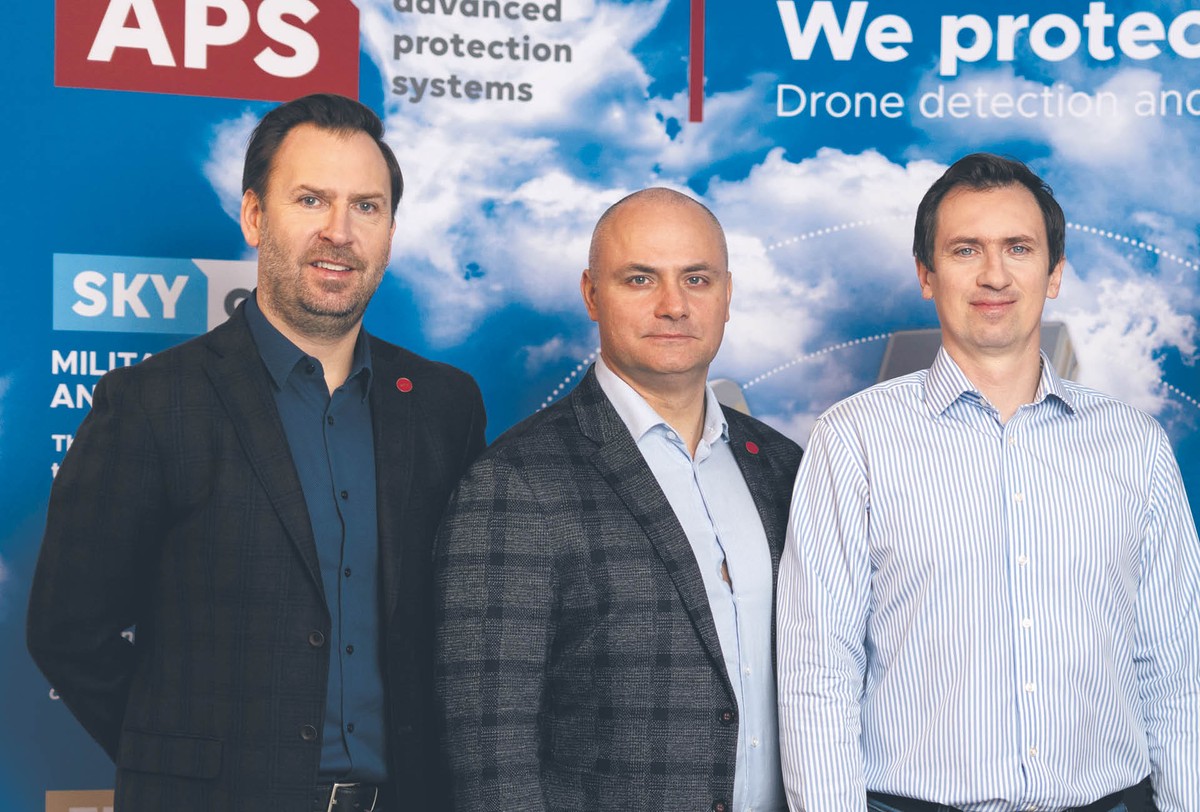 Maciej Klemm, Radosław Piesiewicz i Tomasz Kusowski, współwłaściciele firmy APS, która produkuje system antydronowy SKYctrl