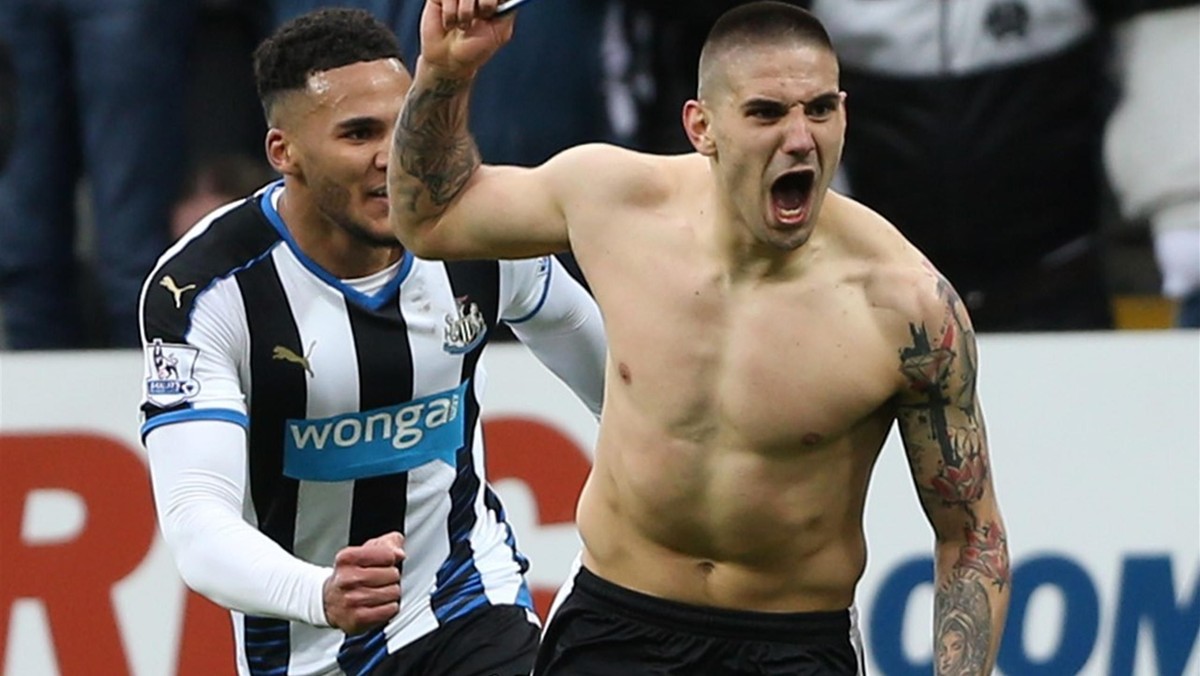 Jasno sprecyzowane plany wobec siebie ma Aleksandar Mitrović. Mimo że jego klub spadł z Premier League, 21-letni napastnik chce zostać w Newcastle i stać się jego legendą.