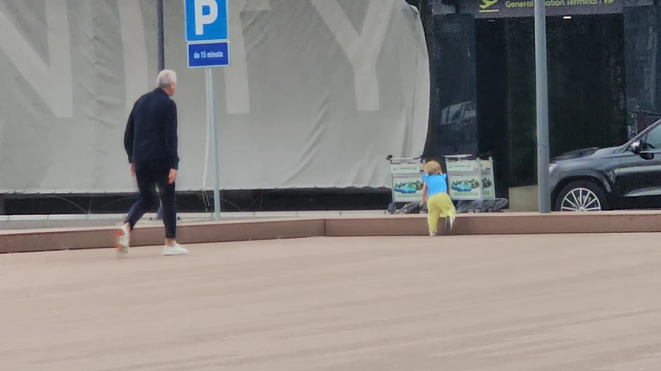 Zvezdan Terzić na aerodromu sa porodicom