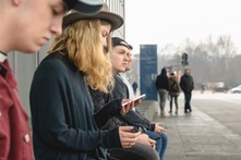 Młodzi coraz częściej weryfikują informacje za pomocą chata GPT i uznają, że podaje prawdę [BADANIE]