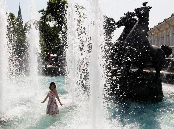 Nastolatka z Moskwy chłodzi się w fontannie w pobliżu Kremla. Służby ratunkowe ostrzegają, że upał (około 30 stopni Celsjusza) i brak opadów mogą doprowadzić w Rosji do pożarów lasów