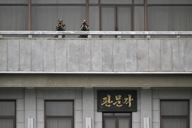 Żołnierze Korei Północnej patrzą w stronę południa [16 kwietnia 2024]