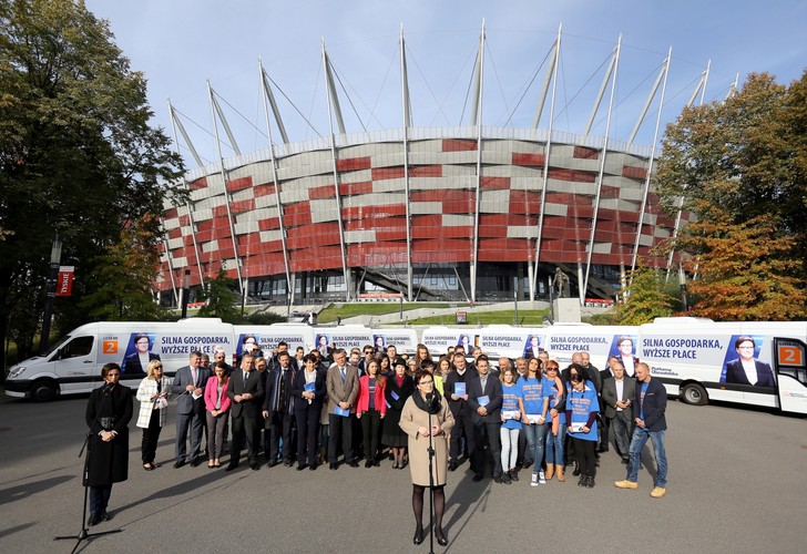 Premier Ewa Kopacz podczas konferencji prasowej przed stadionem PGE Narodowy w Warszawie