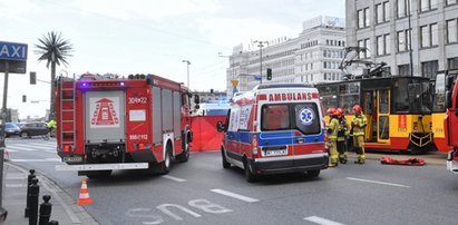 Dramat w centrum Warszawy. Młoda kobieta wpadła pod tramwaj. Przerażające zdjęcia