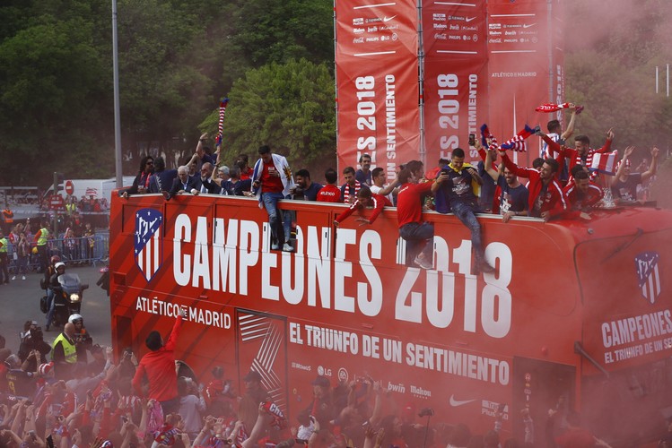 Piłkarze Atletico razem z kibicami świętowali swój sukces na ulicach Madrytu