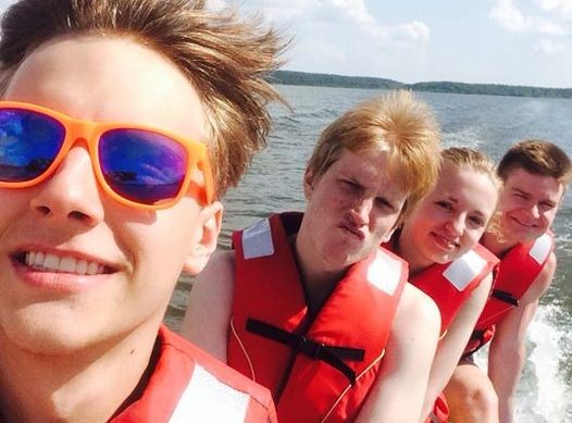 Maciej Musiał z przyjaciółmi