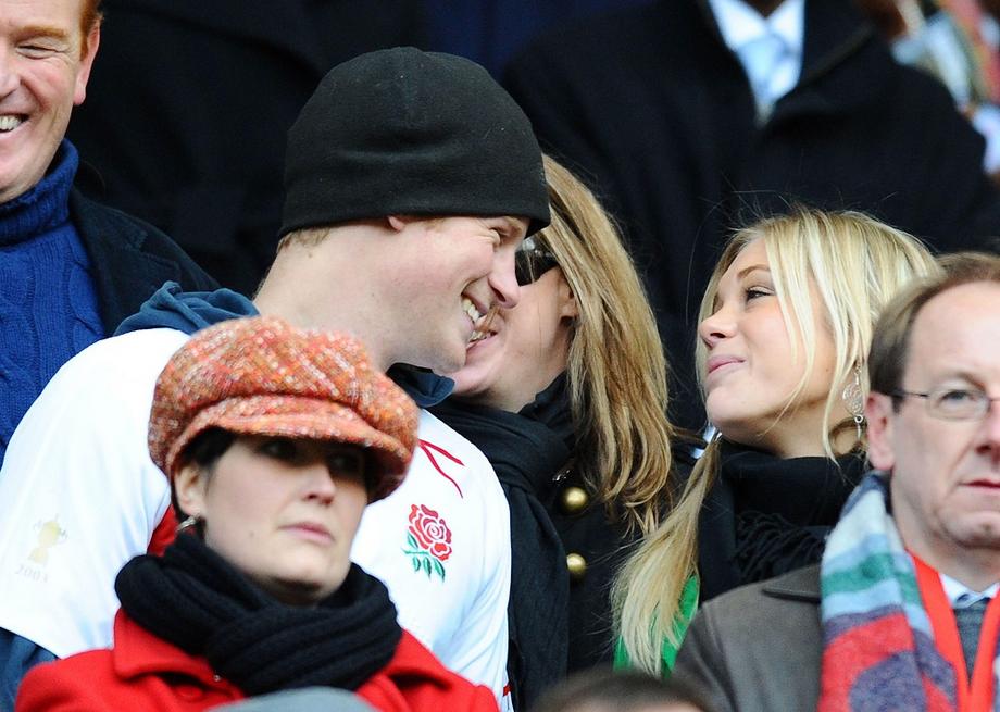 Książę Harry z Chelsy Davy podczas meczu rugby Anglia przeciwko RPA [Londyn, 22.11.2008]