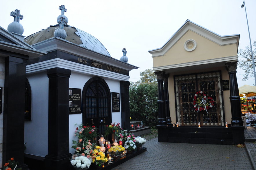 Okazałe romskie groby na cmentarzu we Wrocławiu