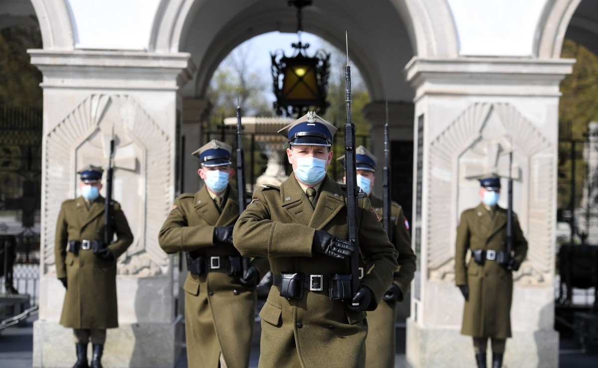 Zmiana warty przed Grobem Nieznanego Żołnierza w Warszawie