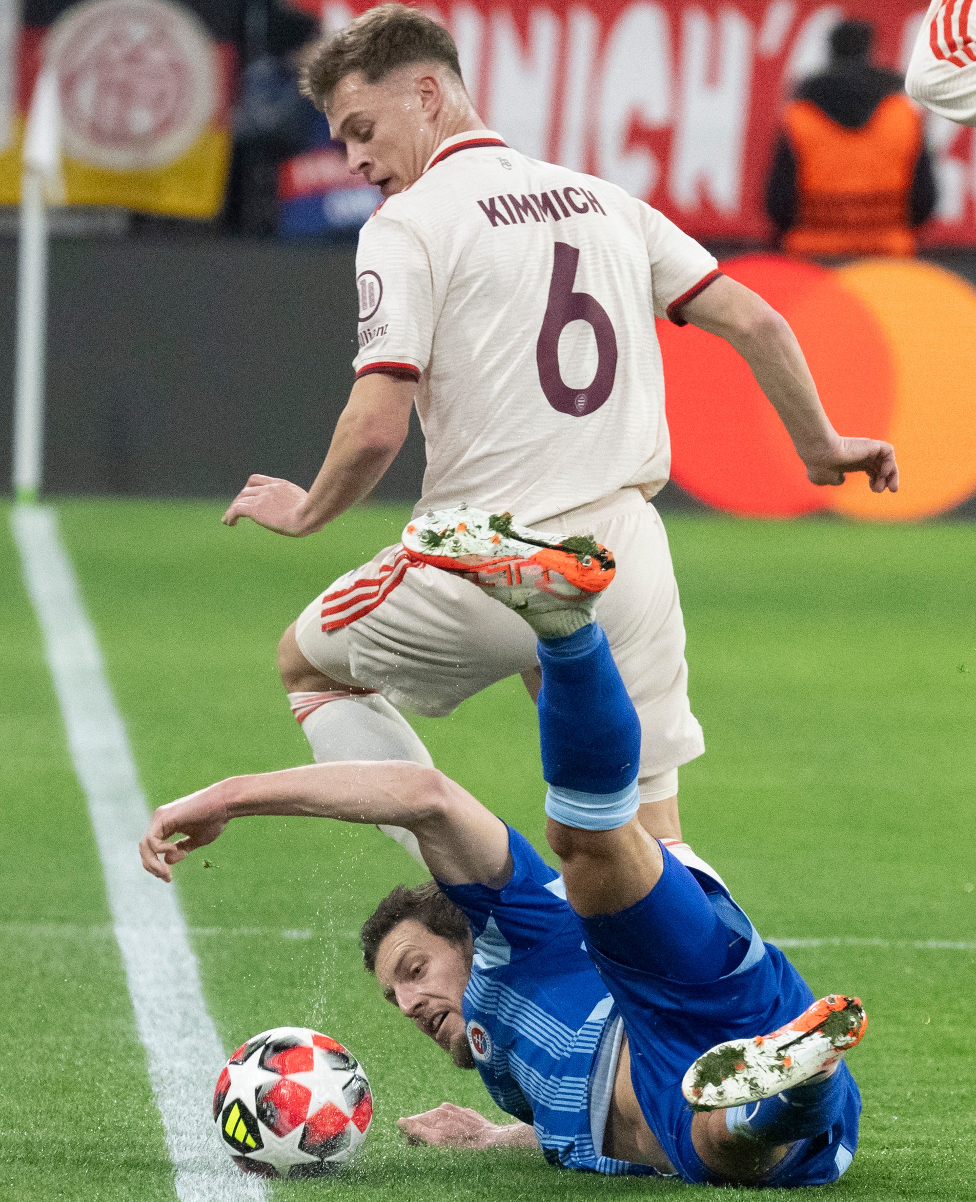 Joshua Kimmich (Bayern) a dole Kevin Wimmer (Slovan).
