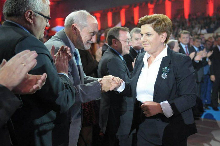 Beata Szydło zdjęła broszkę i założyła znaczek z Polską Walczącą