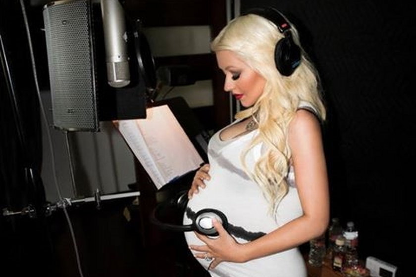 Christina Aguilera z brzuchem w studio