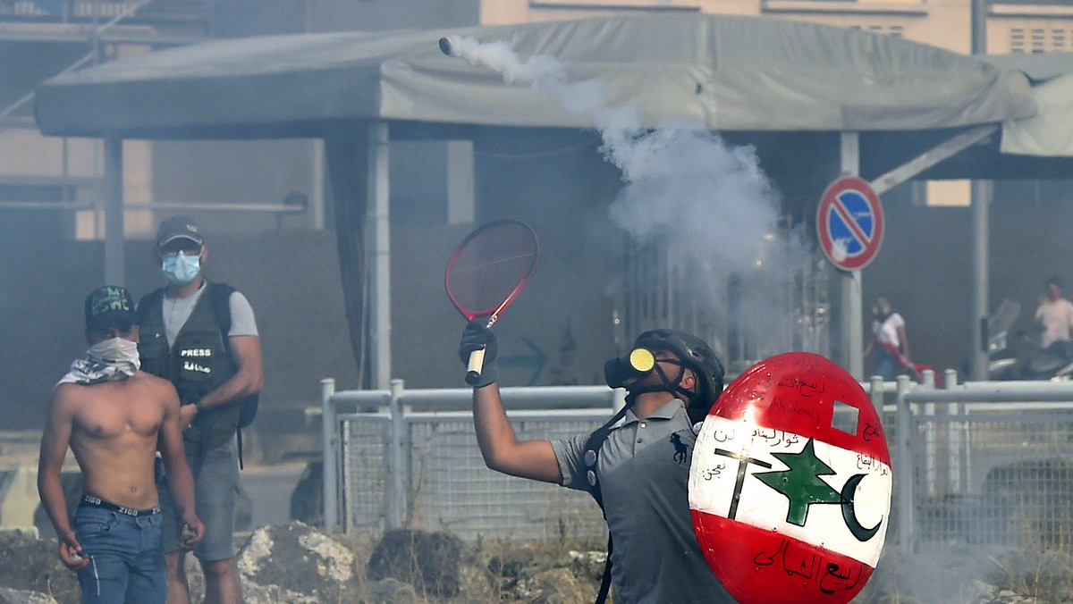 Antyrządowe protesty w Libanie przybierają na sile. Starcia demonstrujących z policją