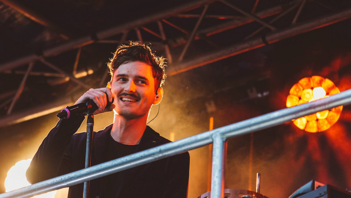 Dawid Podsiadło zagrał siedem wyjątkowych koncertów na dachu Red Bull Tour Bus w siedmiu miastach, w trzy tygodnie. Właśnie pojawił się Klip, który powstał podczas trasy.