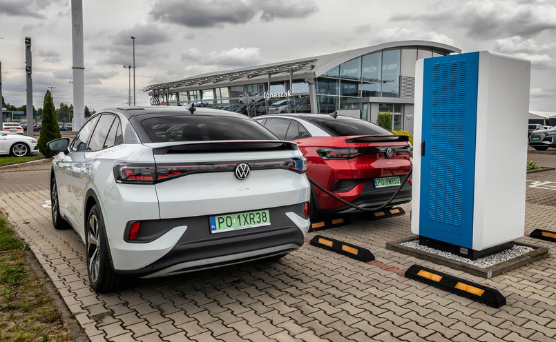 Dilerzy Volkswagena udostępniają punkty ładowania dla samochodów elektrycznych