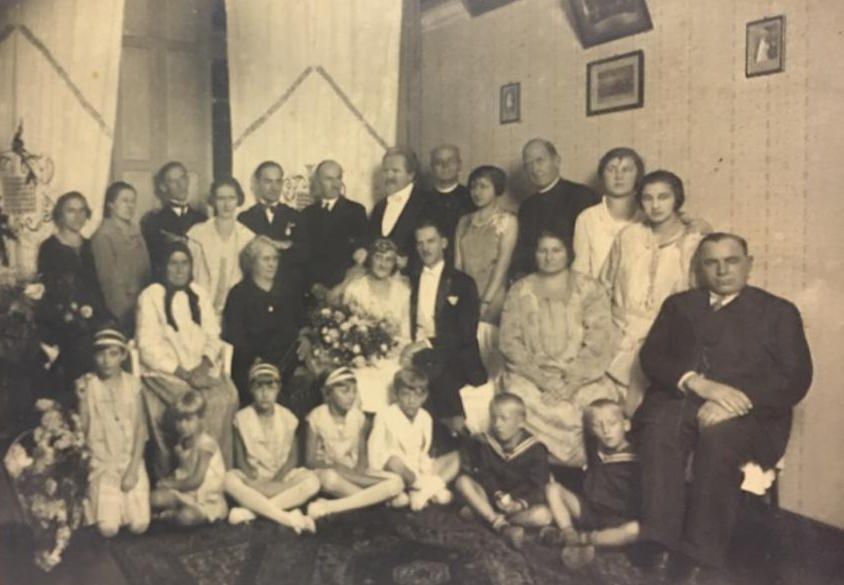 Fotografia ślubna Róży Lachowskiej i Janusza Ficińskiego (w środku), pierwszy od prawej Franciszek Lachowski, kobieta w czarnej chuście to jego matka Anna Lachowska-Prim. 
