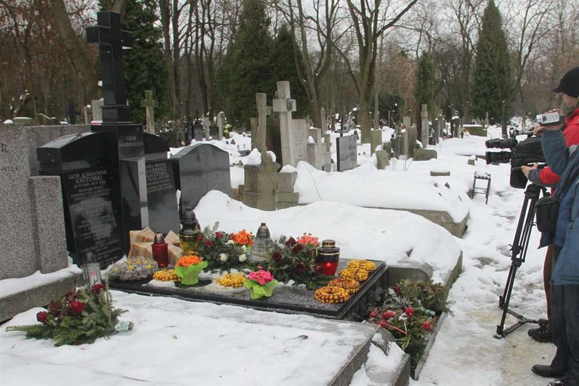 Jarosław postawił Lechowi grób na Powązkach!