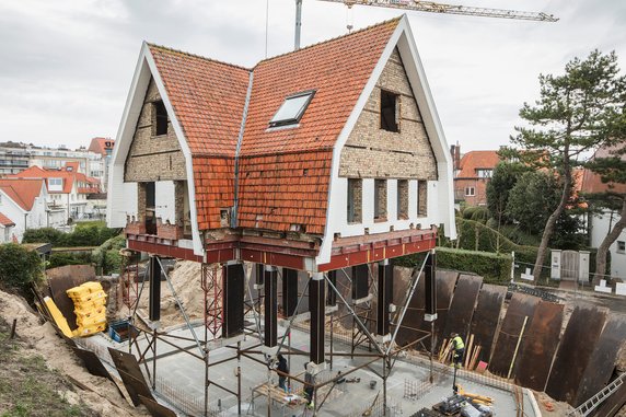 Stary dom z nowoczesnym przyziemiem. Odważna renowacja z Belgii 