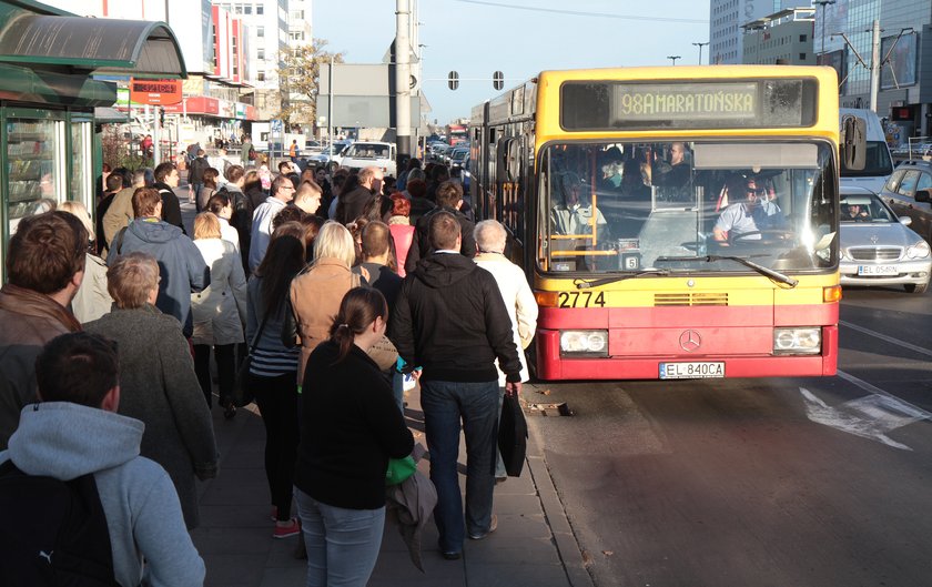 tłok na przystanku w al. Mickiewicza