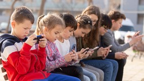 С сентября этого года вступает в силу закон, запрещающий подросткам младше 15 лет пользоваться социальными сетями