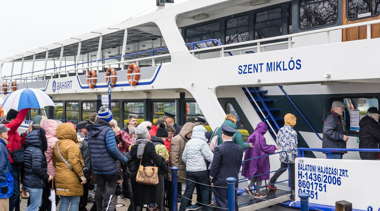 Utasok szállnak fel a Szent Miklós hajóra a Balatoni Hajózási Zrt. (Bahart) 177. hajózási szezonjának első napján a balatonfüredi hajóállomáson 2023. április 8-án./Fotó:MTI/Katona Tibor
