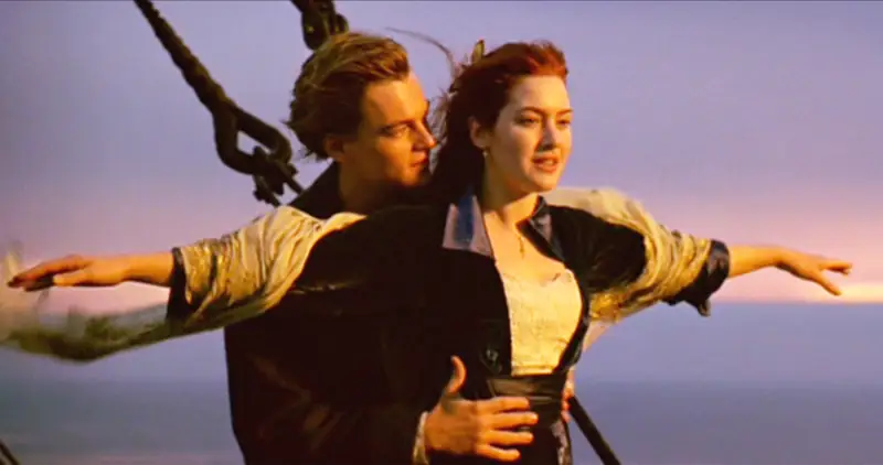 Jack (Leonardo DiCaprio) i Rose (Kate Winslet) w legendarnej scenie z &quot;Titanica&quot;, Jamesa Camerona / CBS / Getty Images