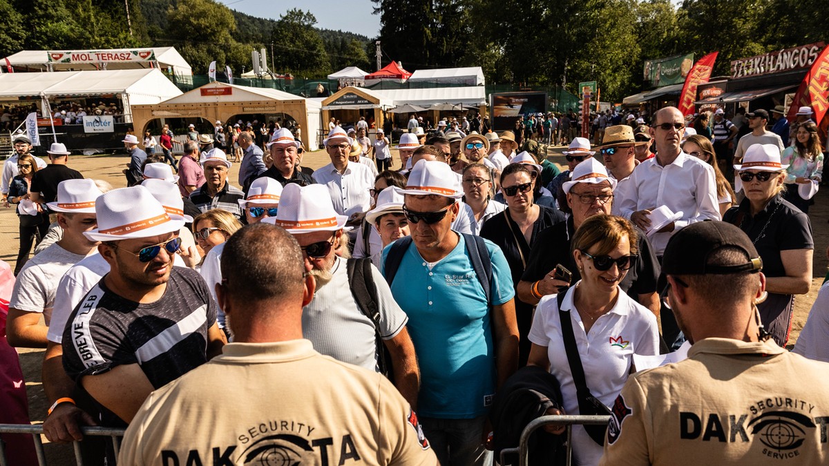 „Erdélyben őt nem nagyon szeretik” – Magyar Péterről is faggattuk Orbán Viktor tusványosi közönségét – videó