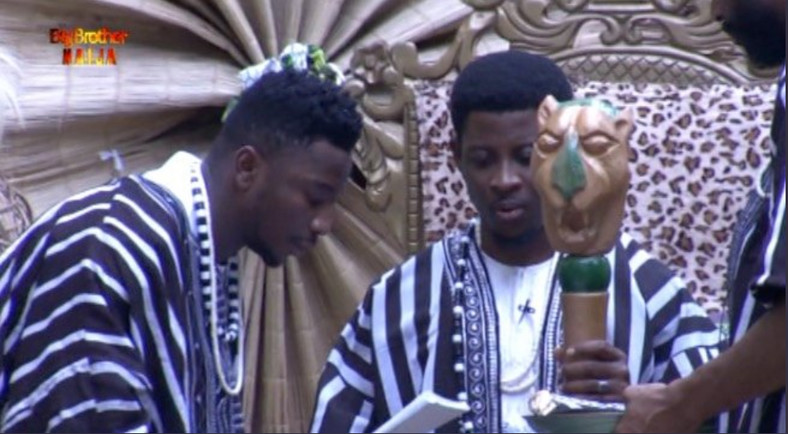 Seyi Awolowo takes oath of office as Sir Dee and Mike hands him his staff of office. [Twitter/BBNaija] 