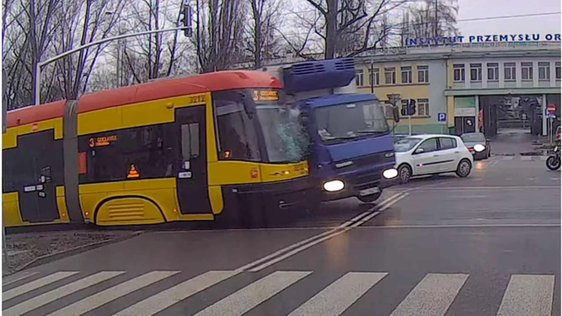 Nawet ciężarówka nie ma szans z tramwajem. To nagranie z Warszawy to dowód
