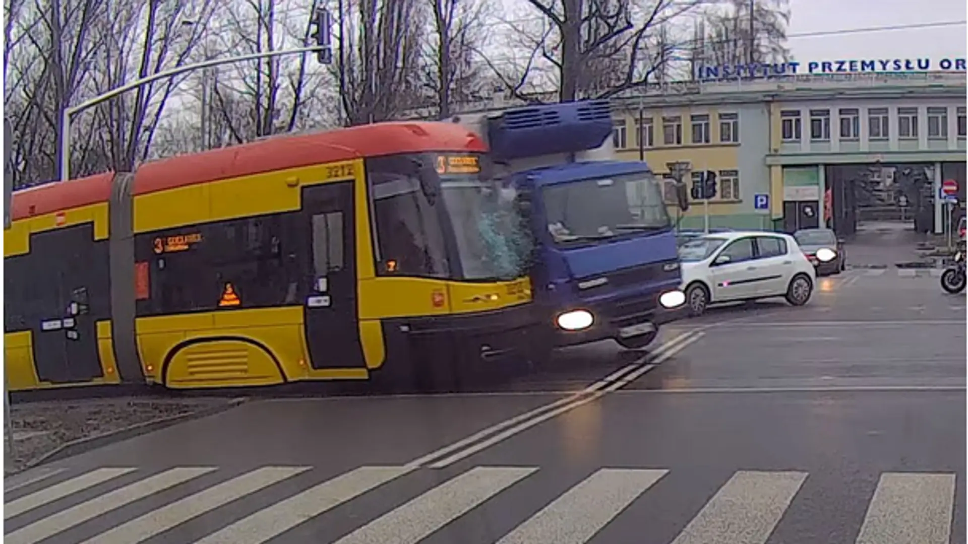 Nawet ciężarówka nie ma szans z tramwajem. To nagranie z Warszawy to dowód