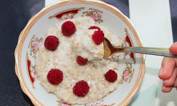 Nie skyr, nie kefir i nie serek wiejski. To warto dodać do swojej owsianki