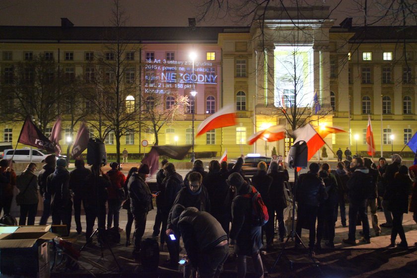 Polacy donoszą policji na Szydło!