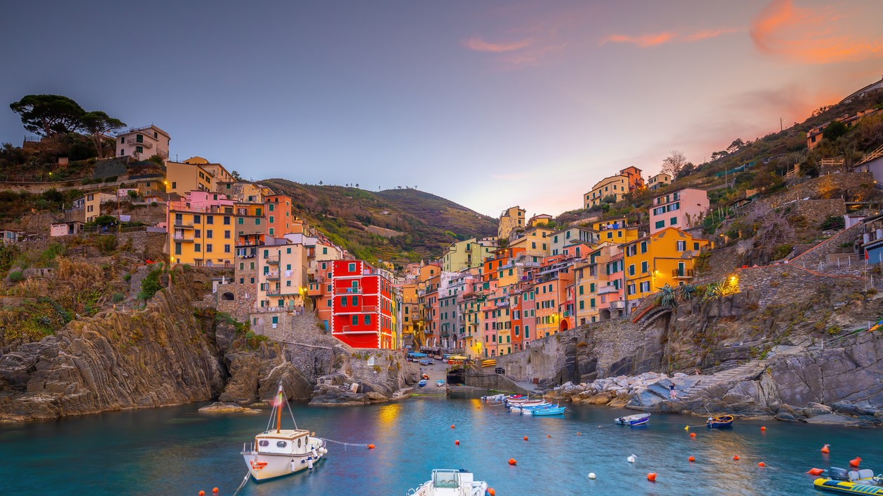 Farebná panoráma Cinque Terre nad Stredozemným morom